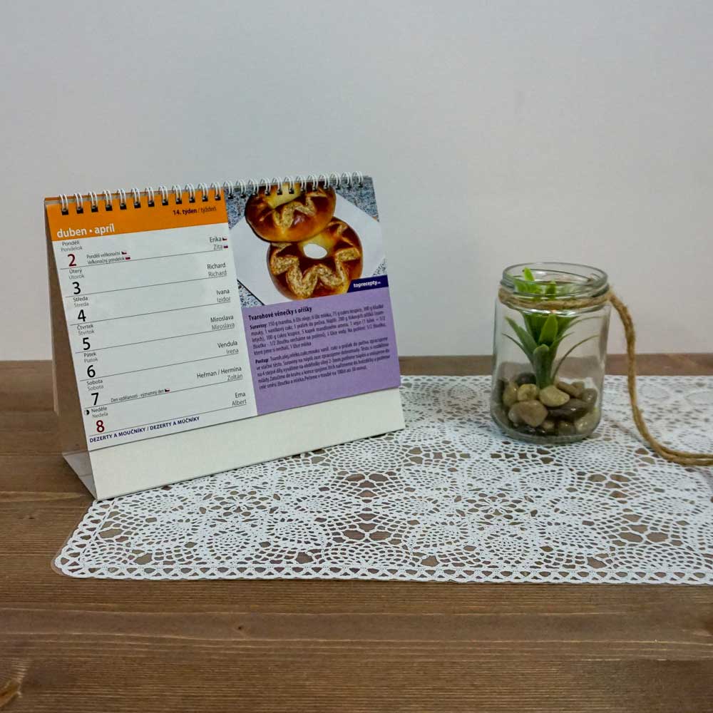 Zakázkový týdenní stolní kalendář s recepty, možnost přítisku nebo laseru na stojánku